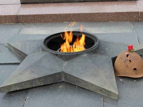 В Новосибирске дети пытались затушить Вечный огонь монетами