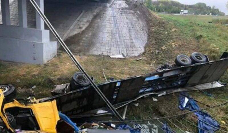 Водитель погиб при падении грузовика с моста в Чувашии