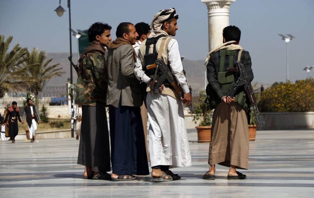 Пояса шахидов и захваченная техника: талибы провели "парад победы" над Западом