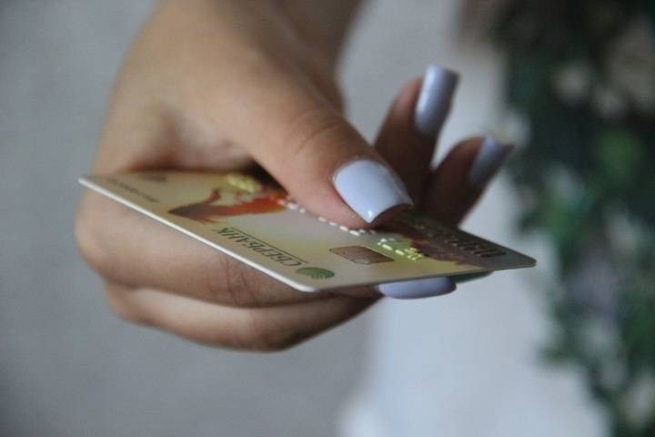В Рязани женщина сняла с украденной карты коллеги 15 тысяч рублей