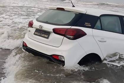 Мужчина утопил свой автомобиль на пляже популярного курорта и был арестован