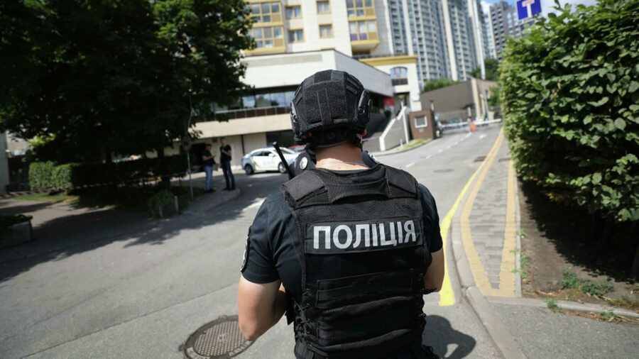 Киевский суд обязал полицию зарегистрировать уголовное дело о нападении на Порошенко