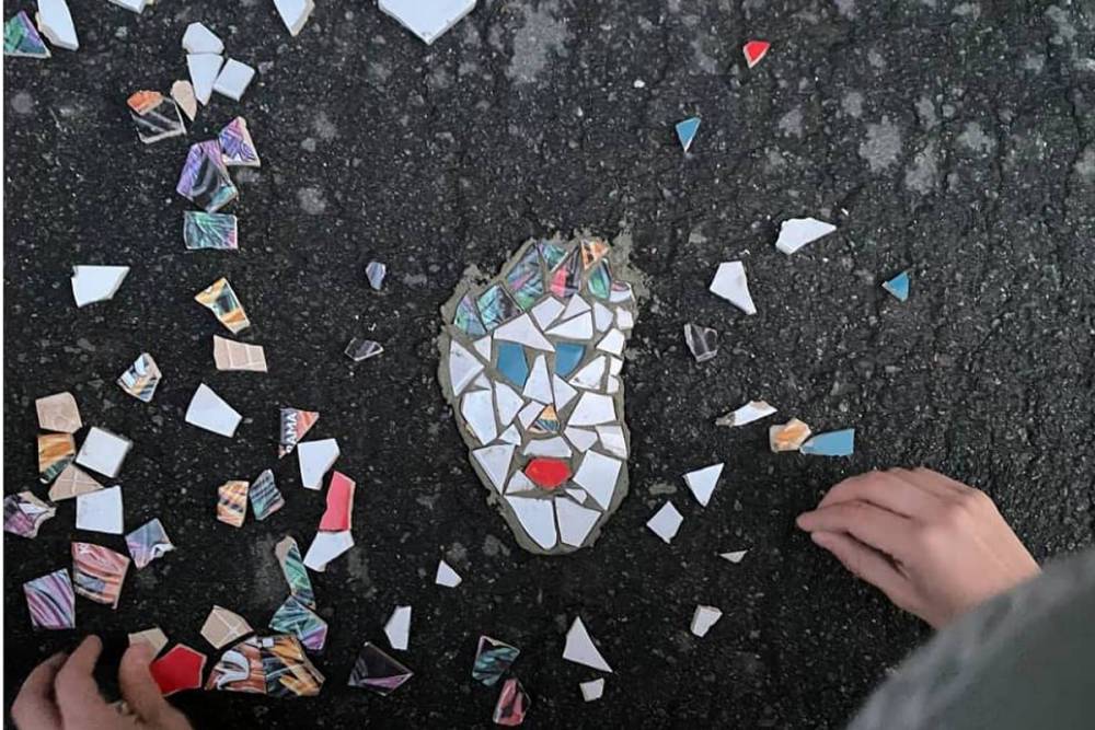 Жители центра Петербурга создали мозаики в ямах на дороге