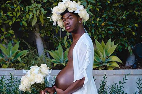 Рэпер Lil Nas X снялся в образе беременного мужчины в новой фотосессии