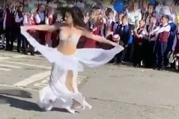В Хабаровске учительницу травят за танец живота на линейке