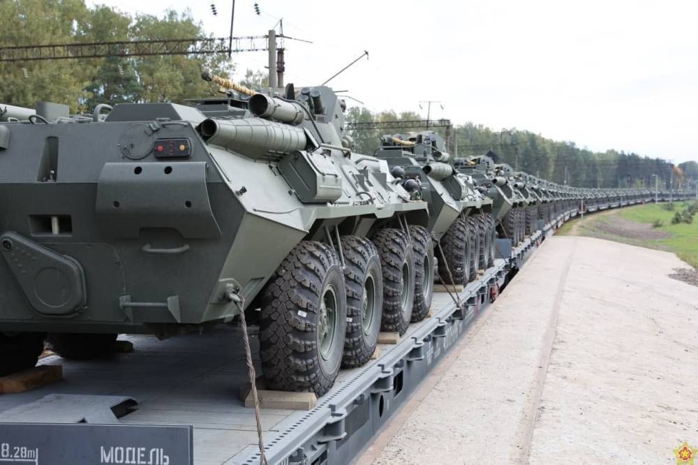 В Беларусь прибыла первая партия бронетранспортеров БТР-82А российского производства