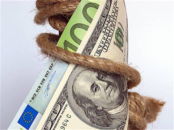 Рубль в ходе торгов выигрывает у доллара и евро более 19 копеек
