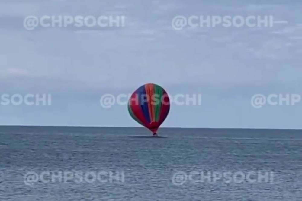 В Сочи в море приземлился воздушный шар с отдыхающими