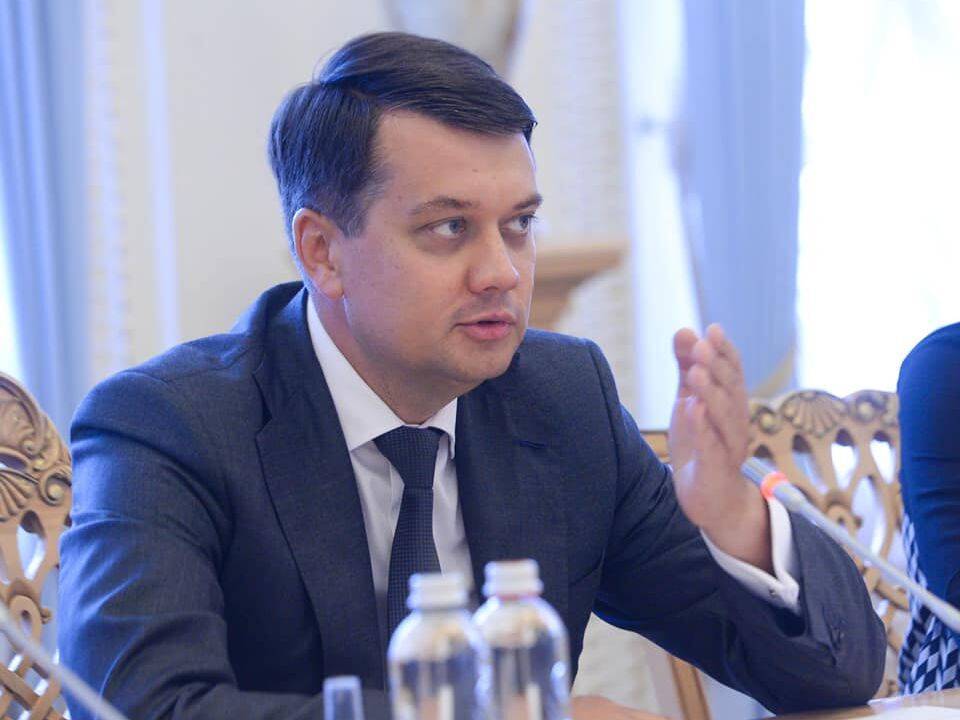В "Слуге народа" заявили, что на заседании фракции не обсуждалась отставка Разумкова
