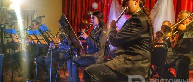 В Славянске ко Дню Учителя прошел концерт с участием военного оркестра (фото)
