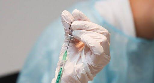 В Украине вводят обязательную вакцинацию от коронавируса для ряда профессий
