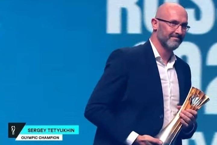 Белгородский спортсмен Сергей Тетюхин представил трофей чемпионата мира по волейболу