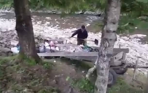 В парке Синевир в Карпатах мужчина выбросил в реку прицеп мусора