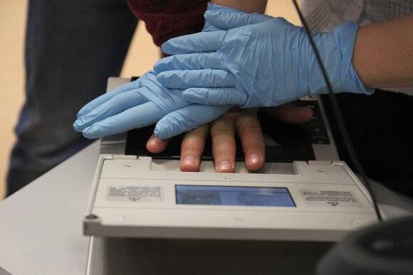 Мигрантов обяжут получать карты с чипом о пройденной дактилоскопии с 29 декабря