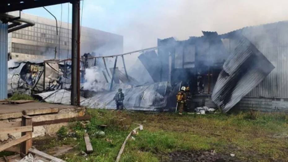 Площадь пожара на складах в Московском районе выросла до 2 тыс. м2