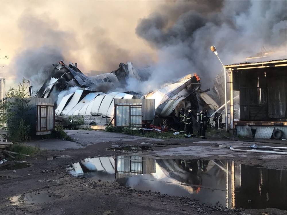 Видео: в Петербурге вспыхнули склады — пожар тушат 65 пожарных и 13 единиц техники