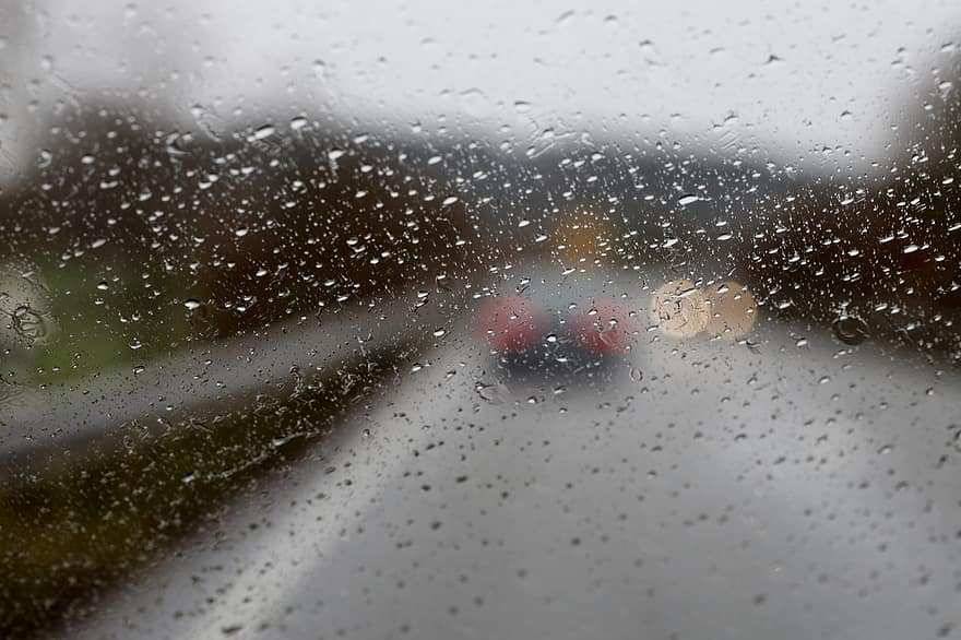 Эксперт Попов назвал правила безопасного вождения машины в дождь