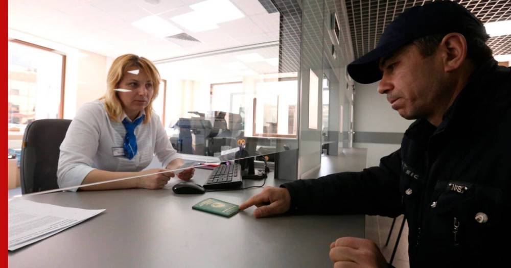Иностранцев в России хотят обязать получать карту с чипом о дактилоскопии
