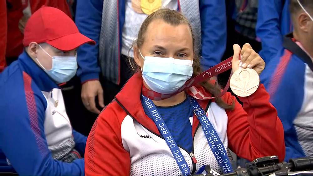 Российские паралимпийцы с триумфом вернулись на родину