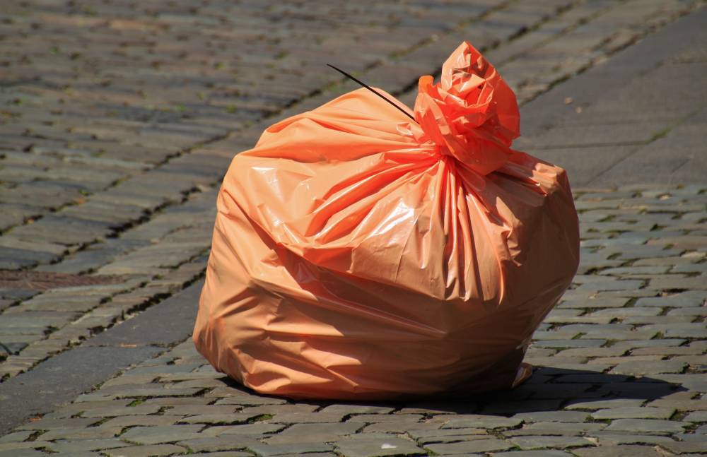 Двухлетний ребенок поел из пакета на улице в садоводстве под Аннино и отравился