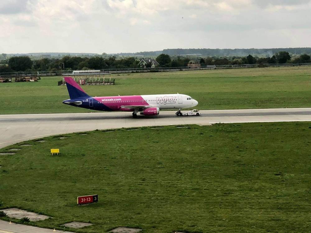 Пассажирский самолет, летевший с Кипра, совершил аварийную посадку во Львове