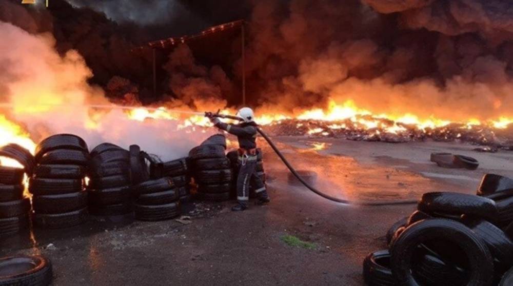 В Киевской области вспыхнул пожар на складе покрышек