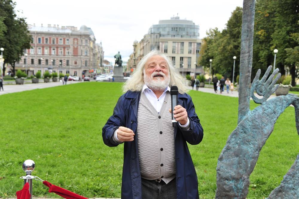 «Одуванчик» петербургского ТЮЗа: скульптор Потоцкий открыл юбилейный символ добра