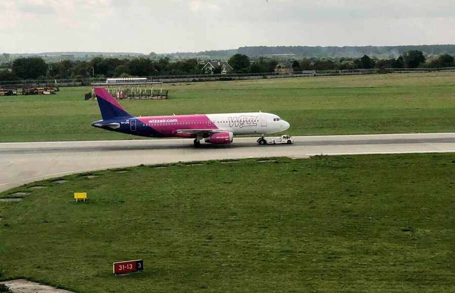 В аэропорту Львова самолет совершил аварийную посадку