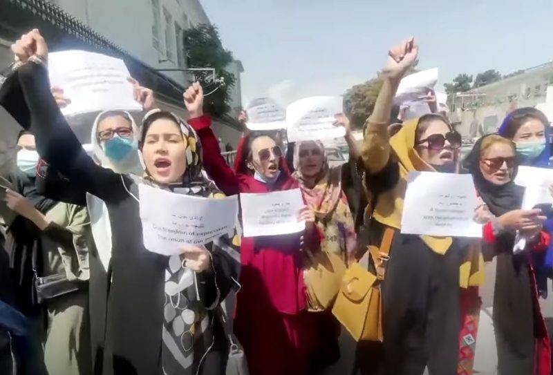 Талибы разогнали стрельбой и газом женскую демонстрацию в Кабуле, которую сами разрешили