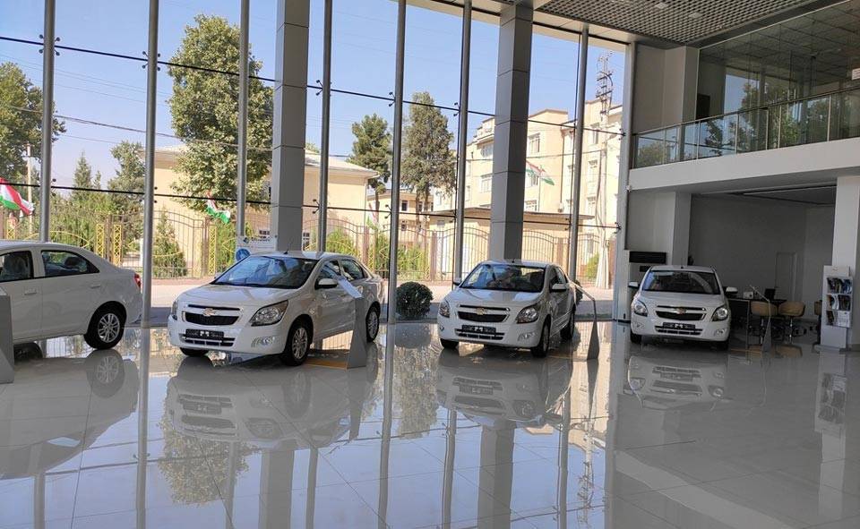 UzAuto Motors начала продажи автомобилей в Таджикистане. В это время в Узбекистане образовались огромные очереди на покупку авто