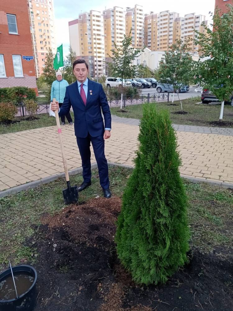 Космонавт Сергей Ревин посадил зеленую аллею в Липецке