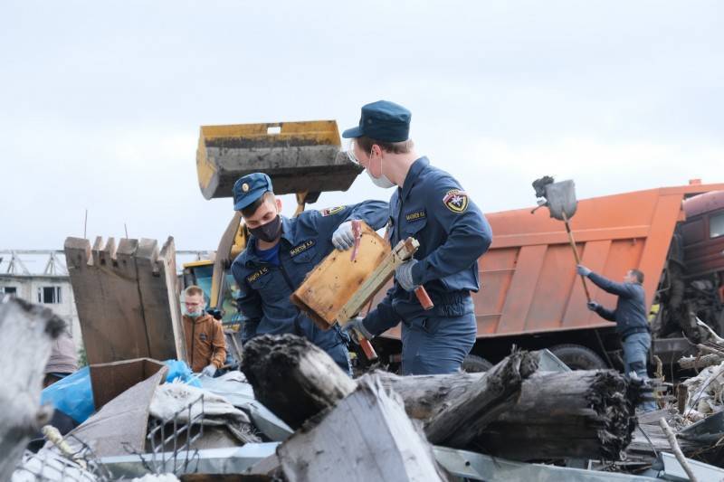 Огнеборцы и спасатели Коми приняли участие в экологической акции "Чистый мир Арктики"