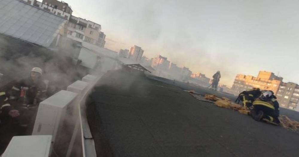 В Киеве загорелся бизнес-центр: сотрудники ГСЧС спасли подростка