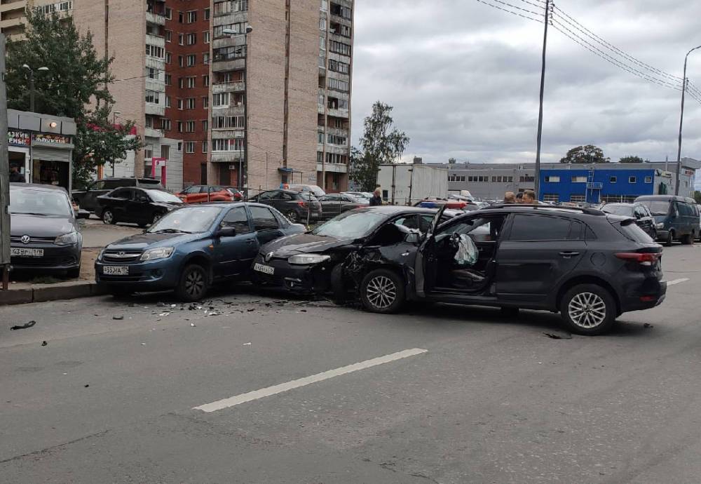 На севере Петербурга пьяный водитель протаранил 5 автомобилей