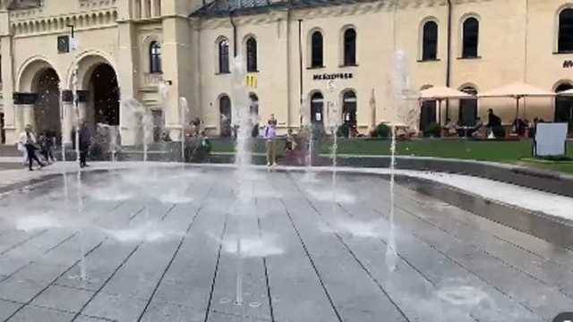 На Арсенальной площади Киева восстановили фонтан, в который провалился грузовик