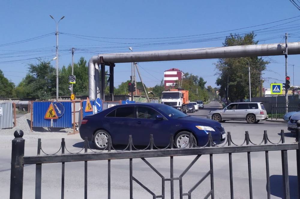 В Хабаровске продолжается ремонт провала на дороге на Павла Морозова