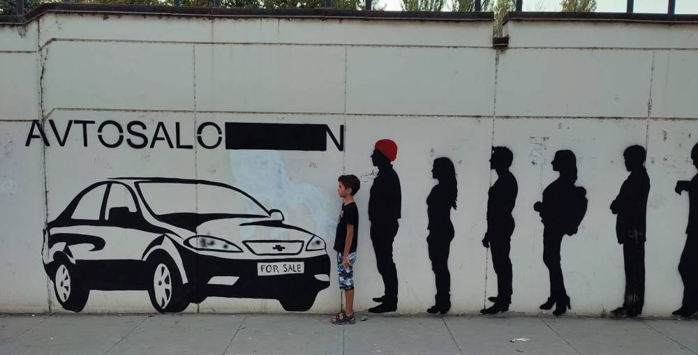 Уличный художник высмеял «шапки» при покупке узбекских автомобилей