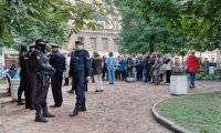 Полиция разогнала жителей Петербурга, которые пришли на открытие памятника собаке писателя Довлатова