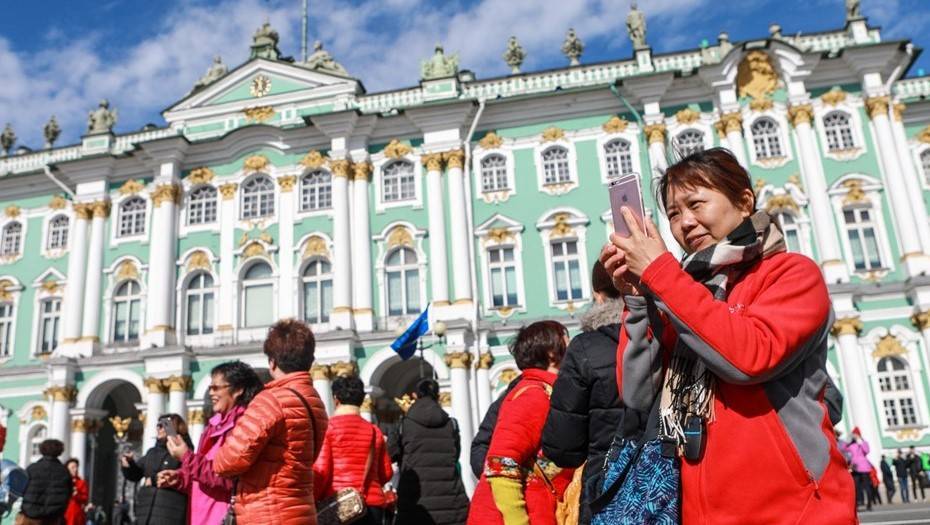 Число иностранных туристов в Петербурге сократилось в 8 раз