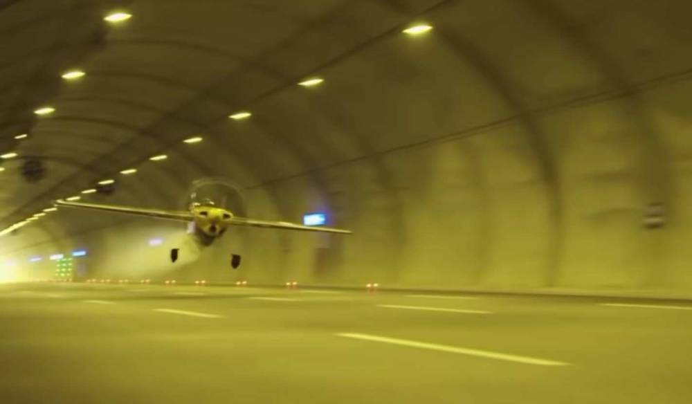 В Стамбуле самолет впервые пролетел сквозь автомобильный тоннель