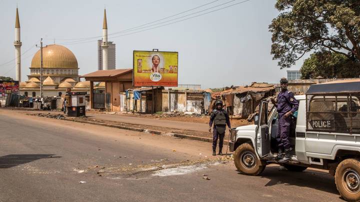 Лидер мятежников объявил об отмене конституции и закрытии Гвинеи