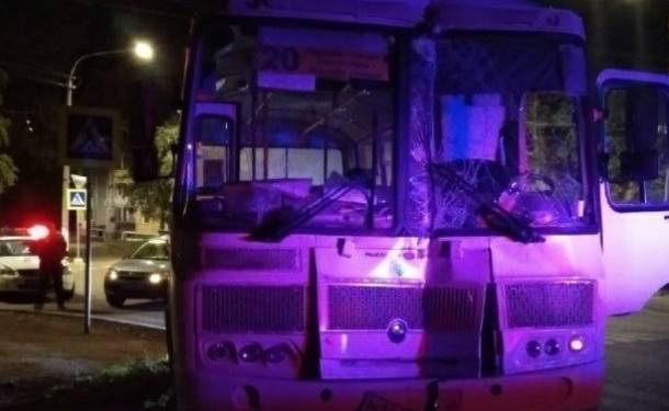 Подросток за рулем автобуса протаранил столб в Сыктывкаре