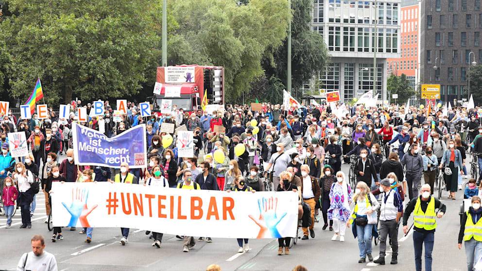 «Неделимые»: в Берлине прошла многотысячная демонстрации за солидарное общество