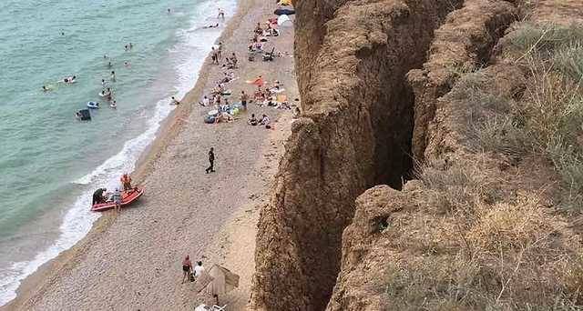 В Крыму на пляже обвалилась 20-тонная глыба. Пострадала пара
