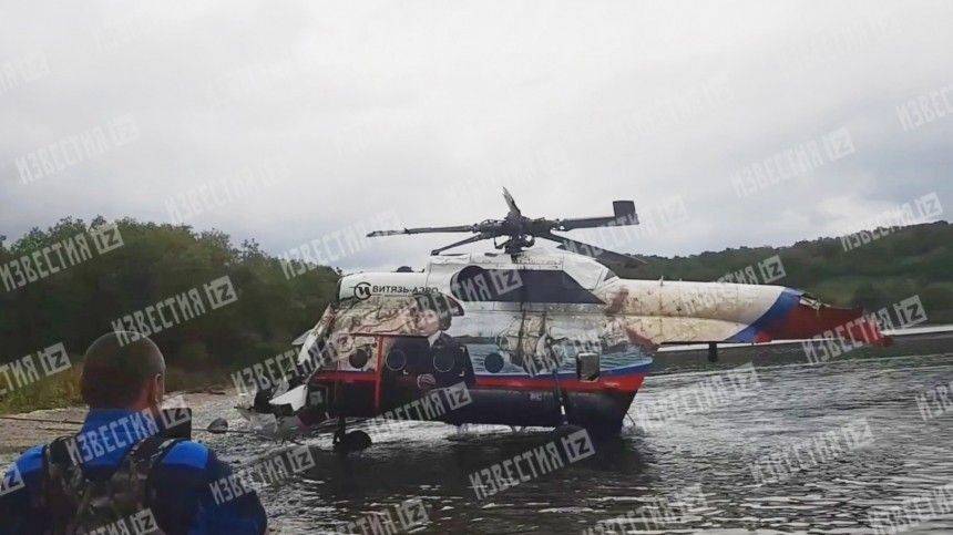 Подъем рухнувшего на Камчатке вертолета Ми-8 на берег сняли на видео