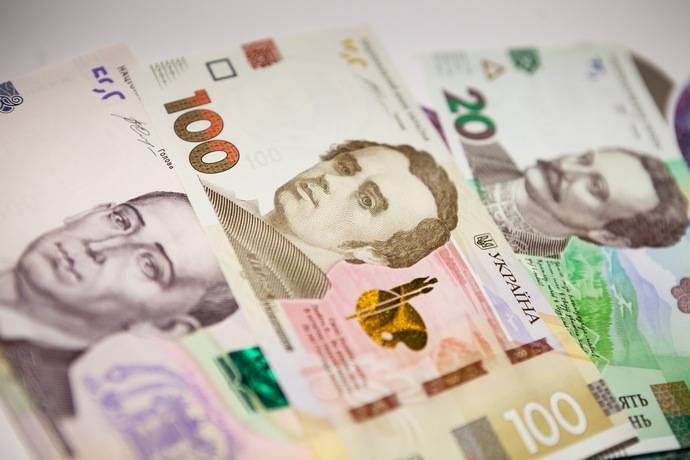 Курс валют: гривня укрепилась к доллару и евро