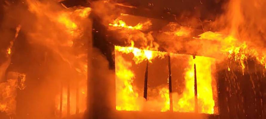 Жилой дом полностью сгорел в райцентре Карелии, пожарные отстояли соседние здания