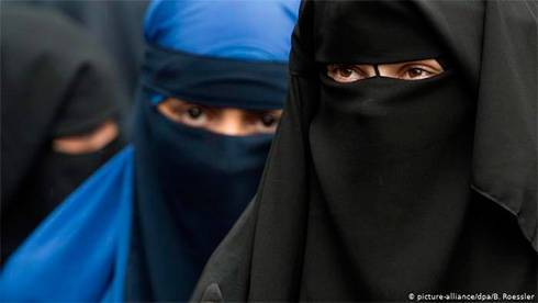 Талибы обязали женщин носить никаб в вузах