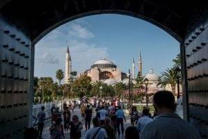 В Турции заработали новые карантинные ограничения