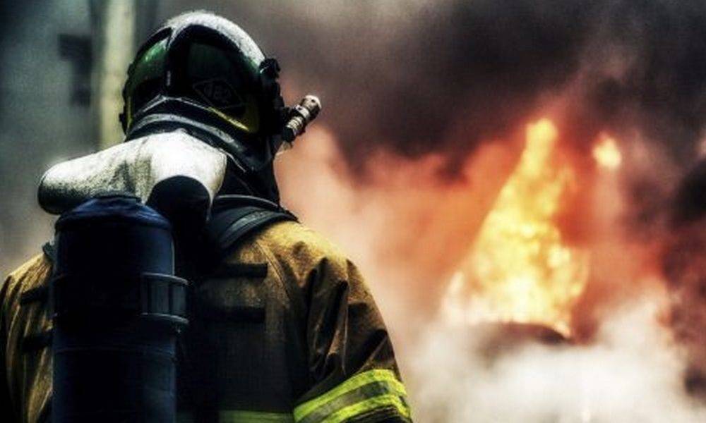 В карельском поселке произошел серьезный пожар: огонь охватил два гаража и два дома